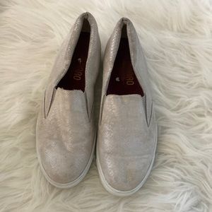 NWOB Munro Slip On shoes 0.5” hidden heels silver leather Pearl white